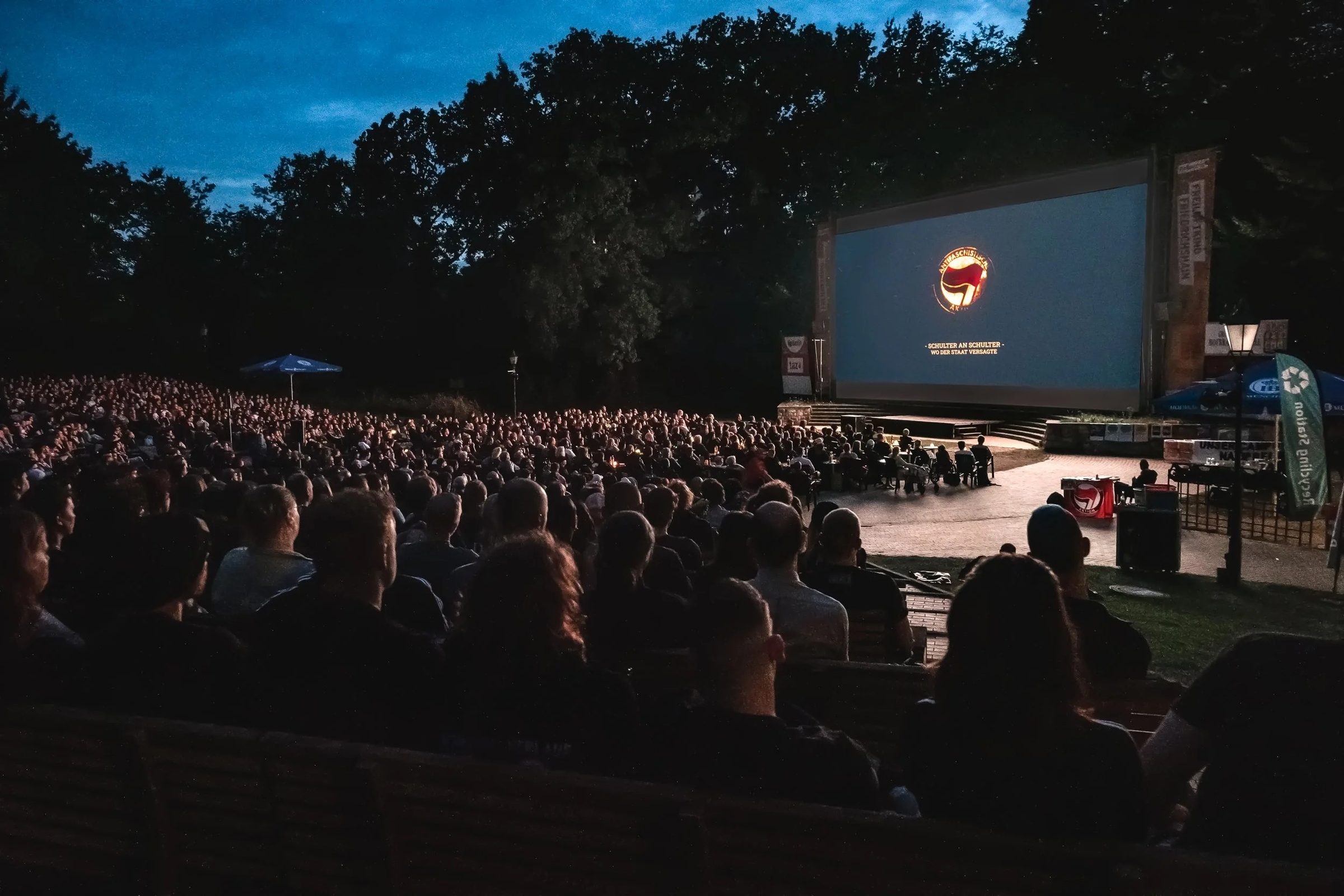 Premiere in Berlin: volles Freiluftkino am Abend vor der großen Leinwand